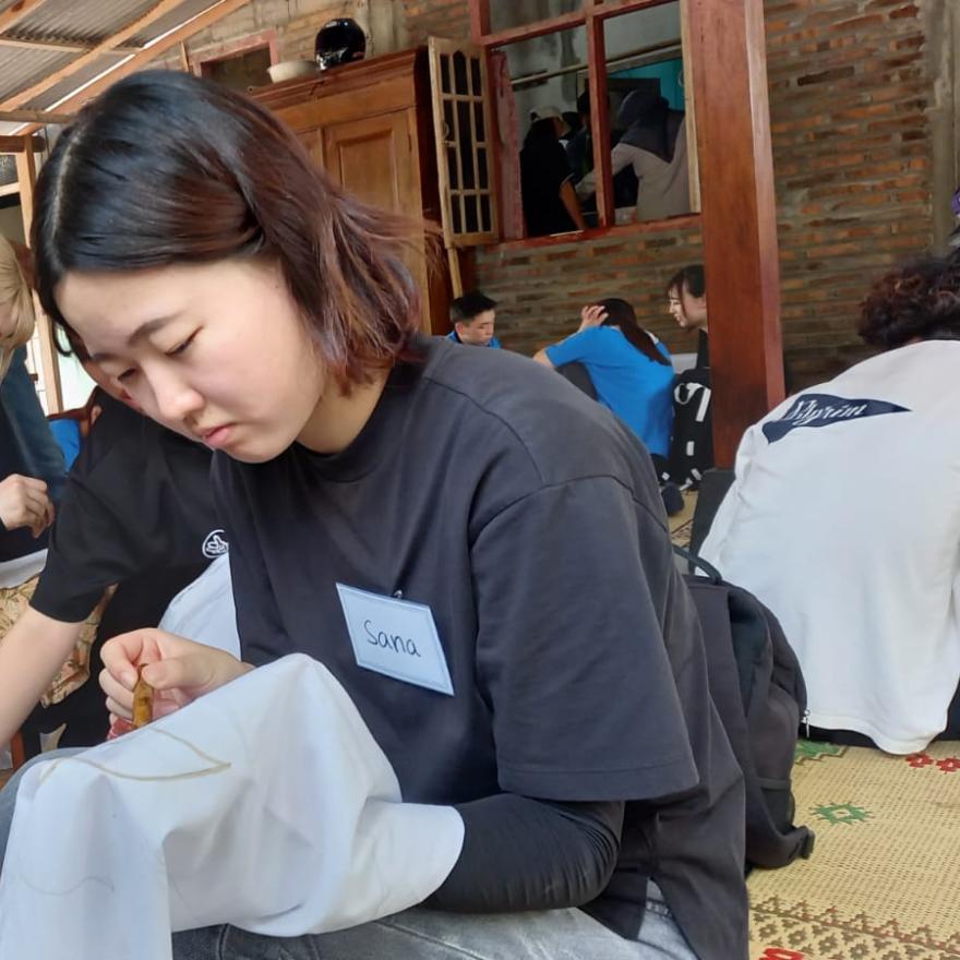 Relawan Habitat Indonesia dari Jepang Ikuti Pelatihan Batik di Kaliagung Batik